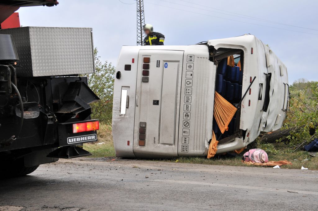 Buszbaleset: egy sérültet Szegedre vittek Orosházáról