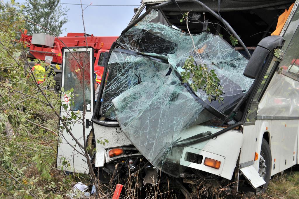 Hat embert hoztak Orosházára a buszbaleset sérültjei közül