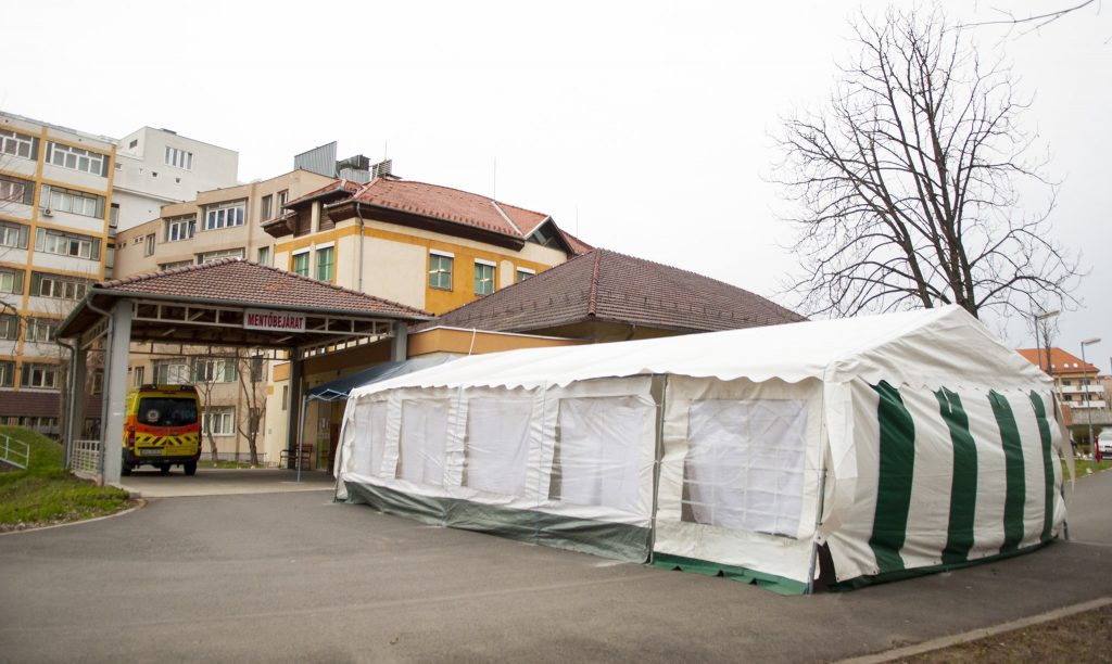 Elkülönítő sátor készült a koronavírus gyanús esetekhez