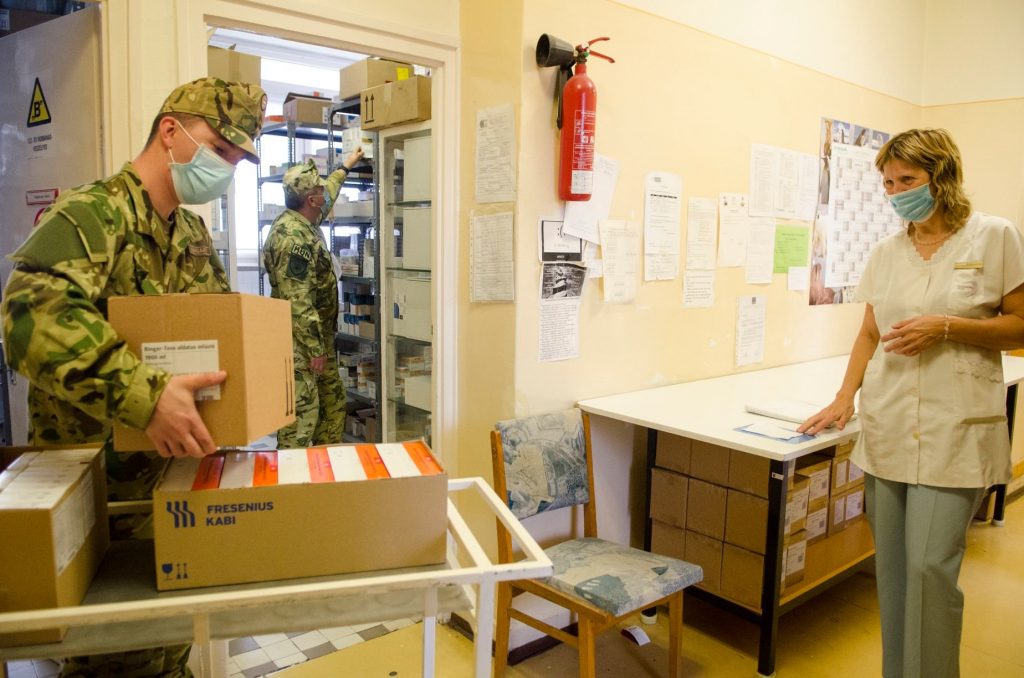 Katonák segítik a kórházi háttérmunkát