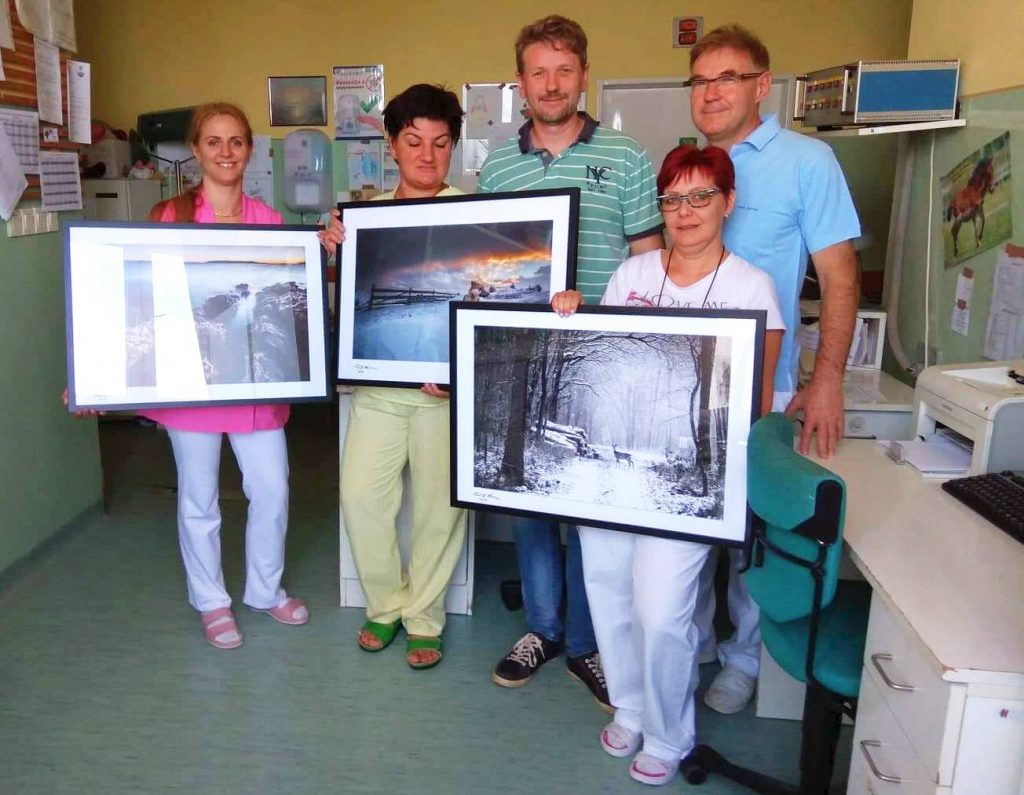 Győriként Orosházán műtötték, hálából képeket adott a kórháznak