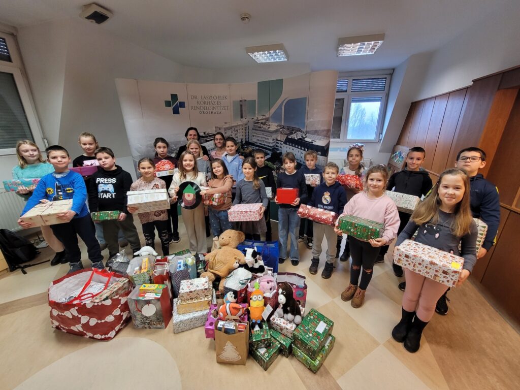 Dobozba csomagolt szeretet a Székács iskola diákjaitól