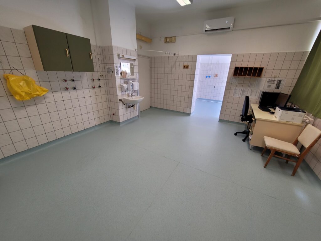 A szakrendelés korlátozott kapacitással működik, az előjegyzési várólista ideje várhatóan hosszabb lesz.